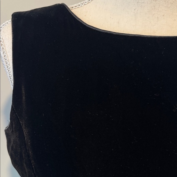 Elegant Black Sleeveless Velvet Dress 4P - Picture 2 of 4